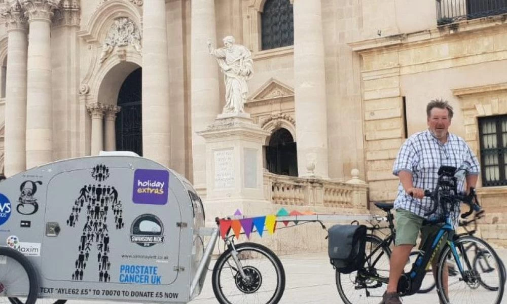 Καρκινοπαθής Βρετανός ταξίδεψε μέχρι τη Σικελία με το ποδήλατό το